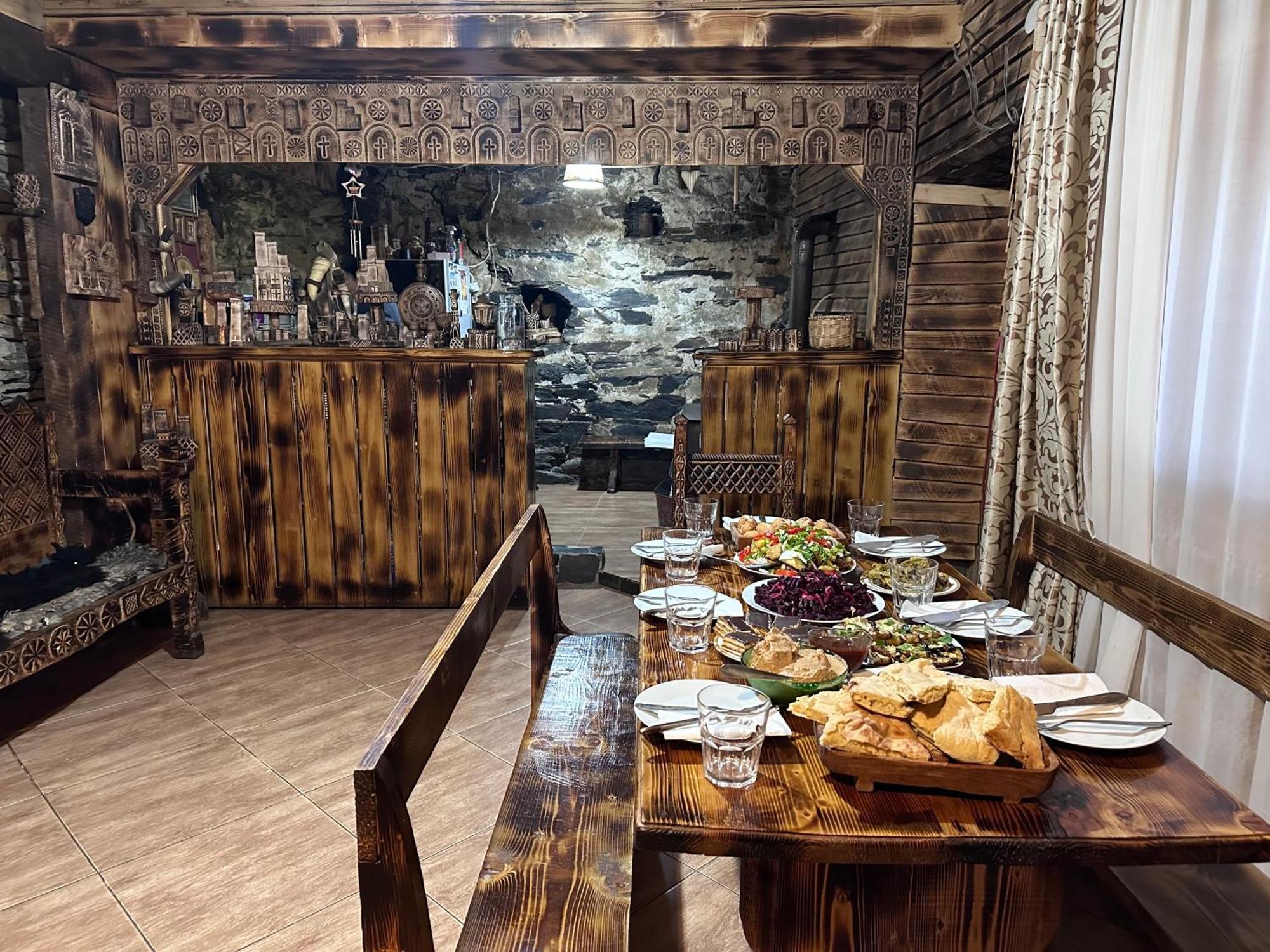 Old House Hotel Ushguli Bagian luar foto