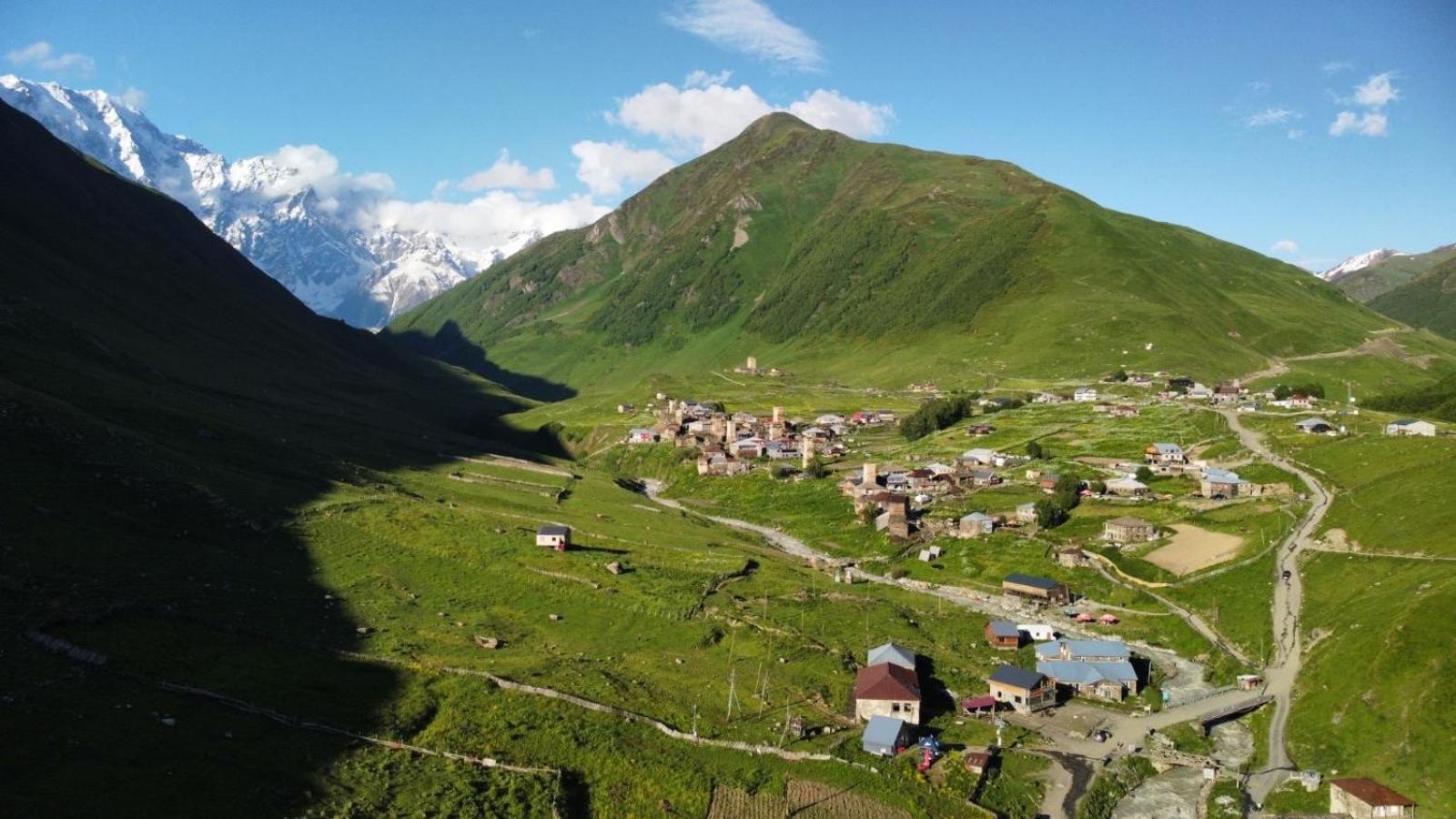 Old House Hotel Ushguli Bagian luar foto